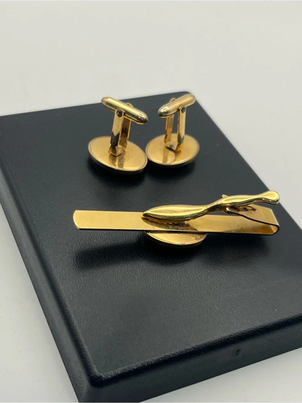 Goldstone copper sparkle stone oval cabochon cufflinks & tie clip vintage set